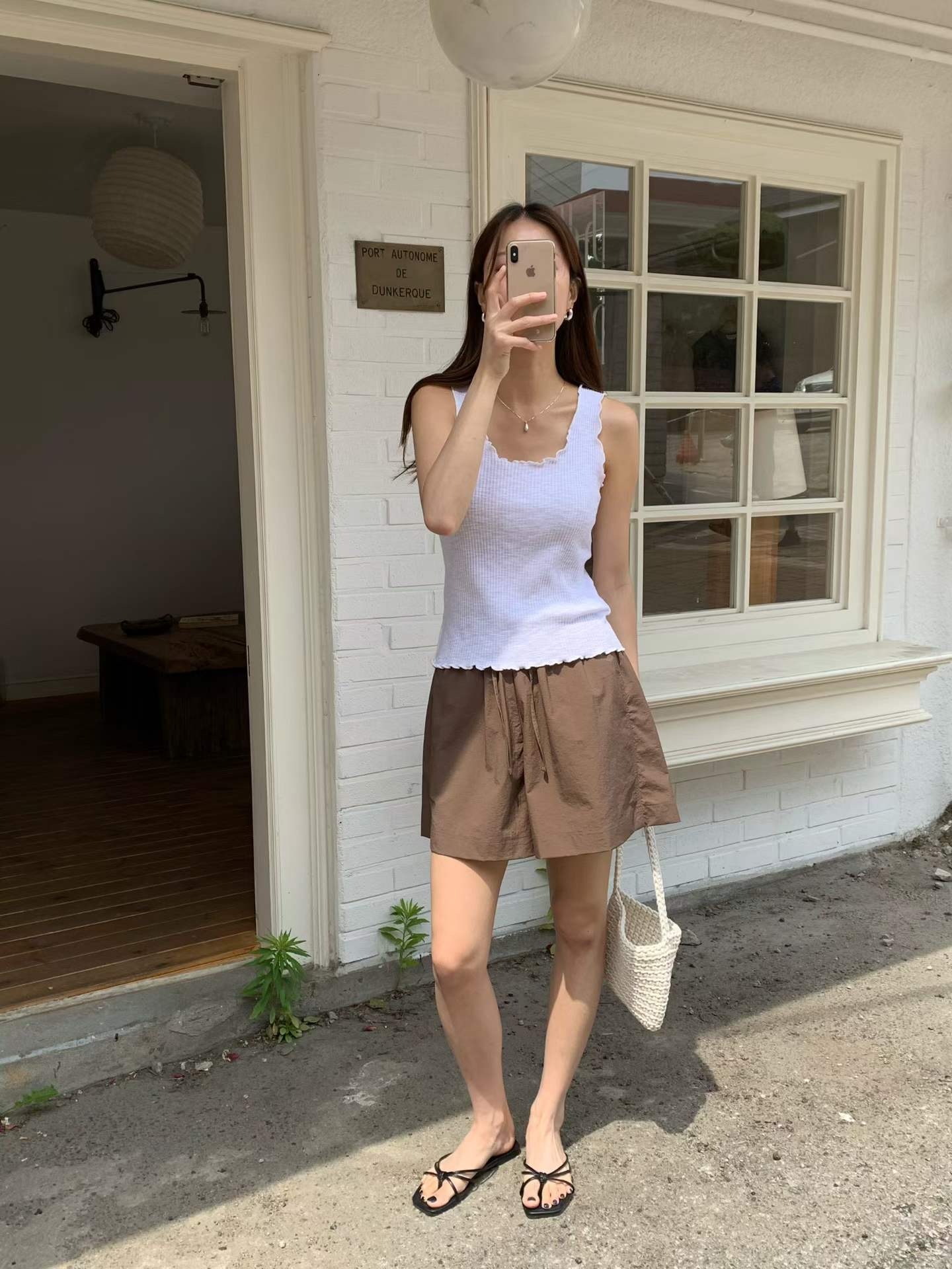 Apr6105輕軟舒服 法式隨性木耳滾邊副乳修飾細坑條背心