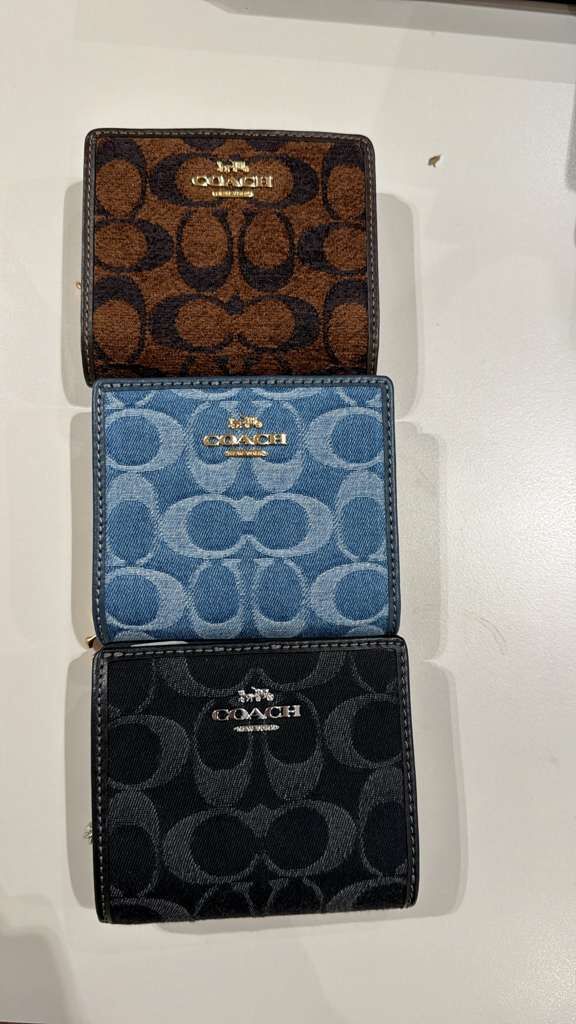 YP054 Coach Billfold 經典老花對摺短銀包