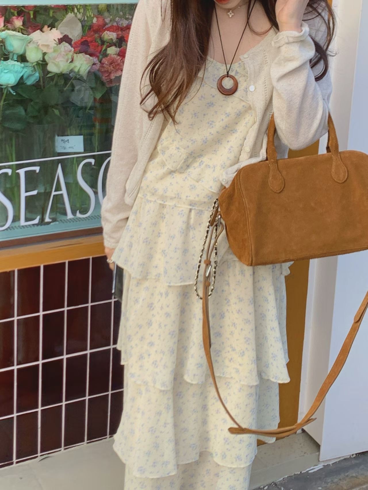 Apr6110本期推薦 不規則荷葉垂墜 絲棉雪紡細肩帶小花背心 （韓國布料）