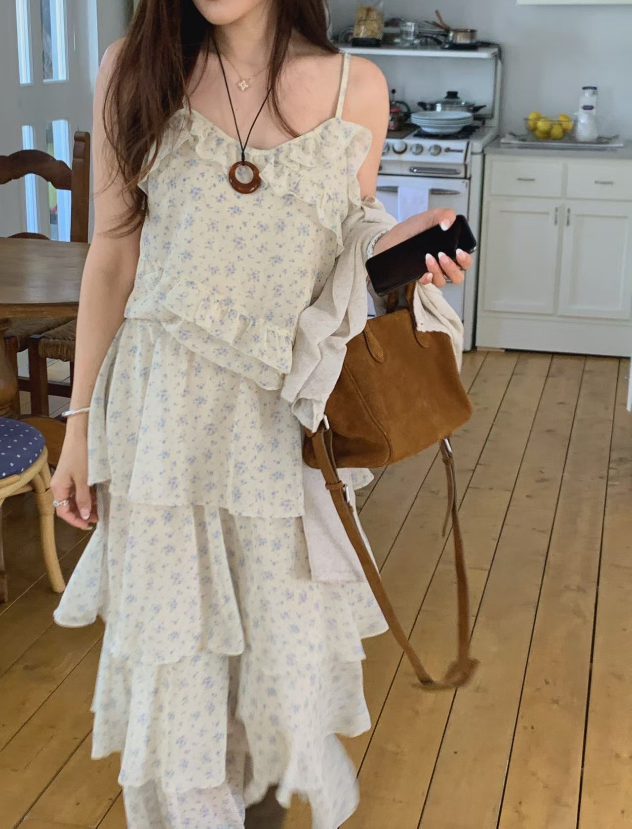 Apr6110本期推薦 不規則荷葉垂墜 絲棉雪紡細肩帶小花背心 （韓國布料）