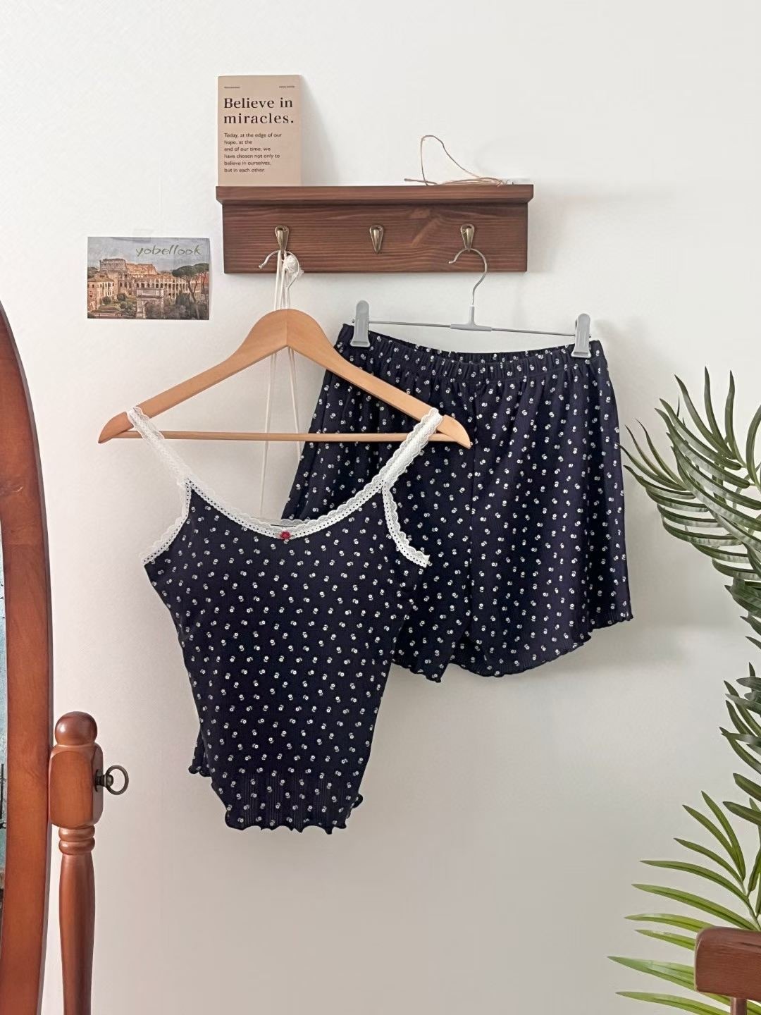 Apr6113自留款 胸前小玫瑰附Bra細肩帶背心＋短褲 睡衣組