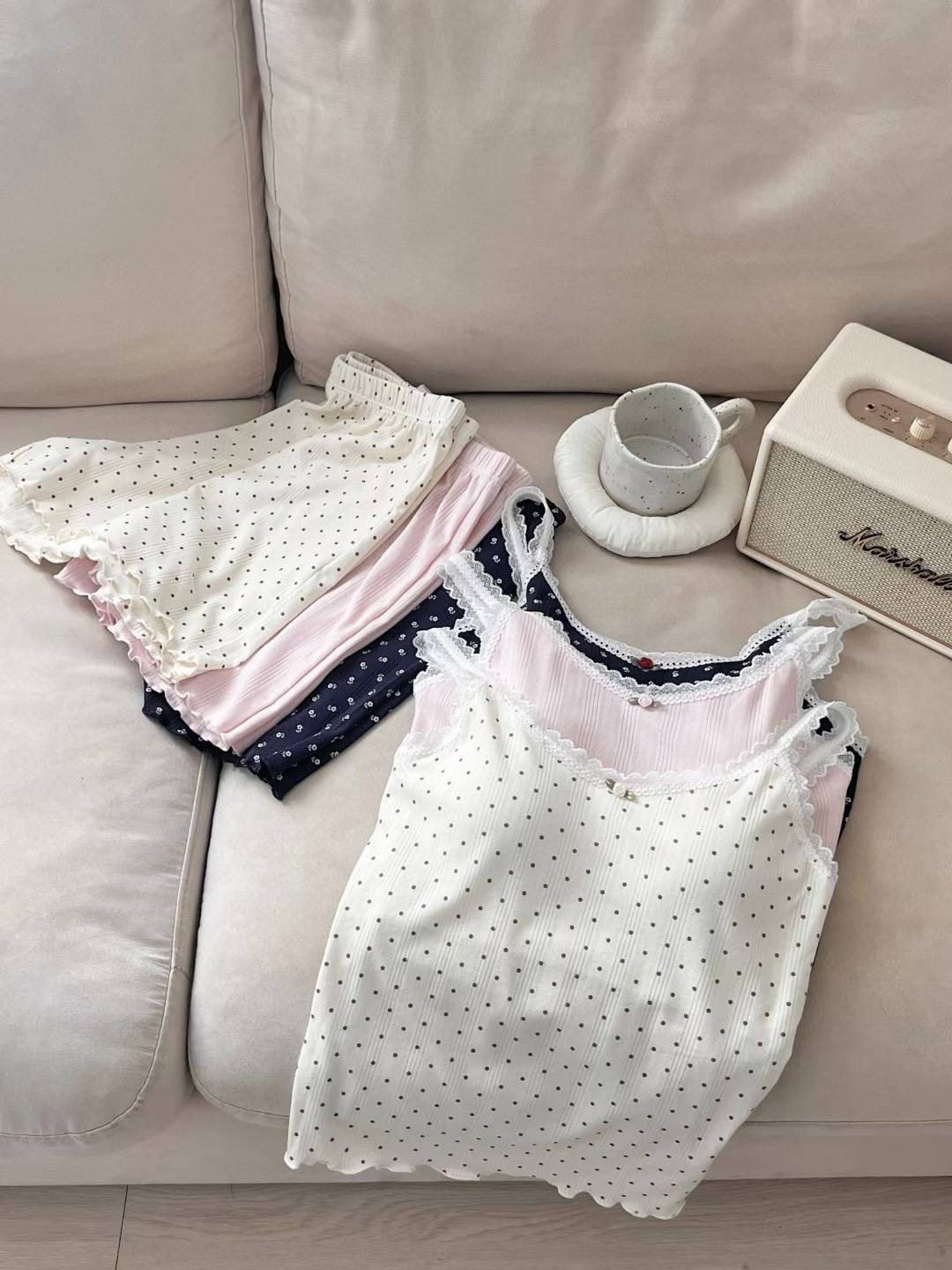 Apr6113自留款 胸前小玫瑰附Bra細肩帶背心＋短褲 睡衣組