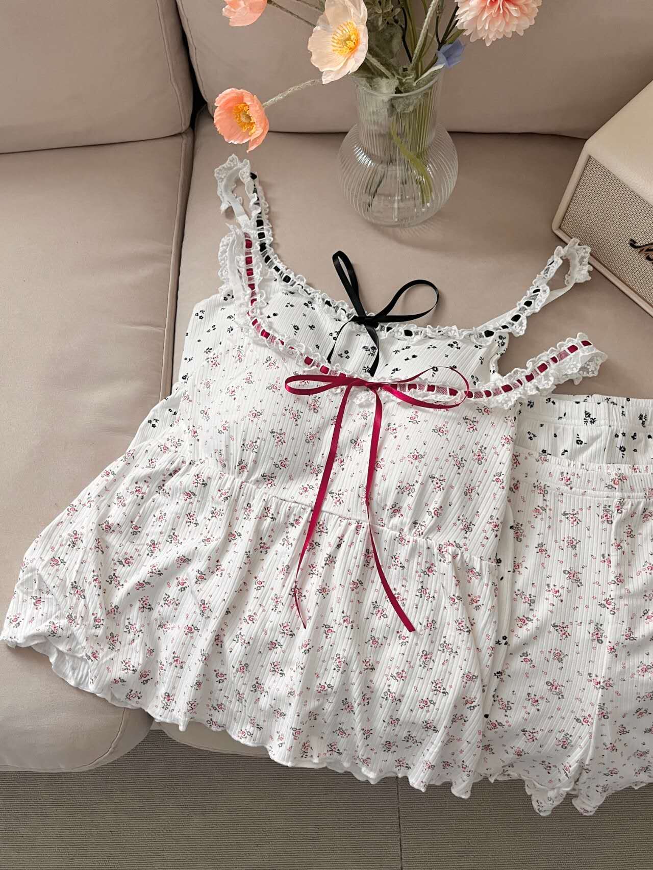 Apr6114超舒服 法式穿繩蕾絲附Bra背心+木耳滾邊短褲睡衣組合