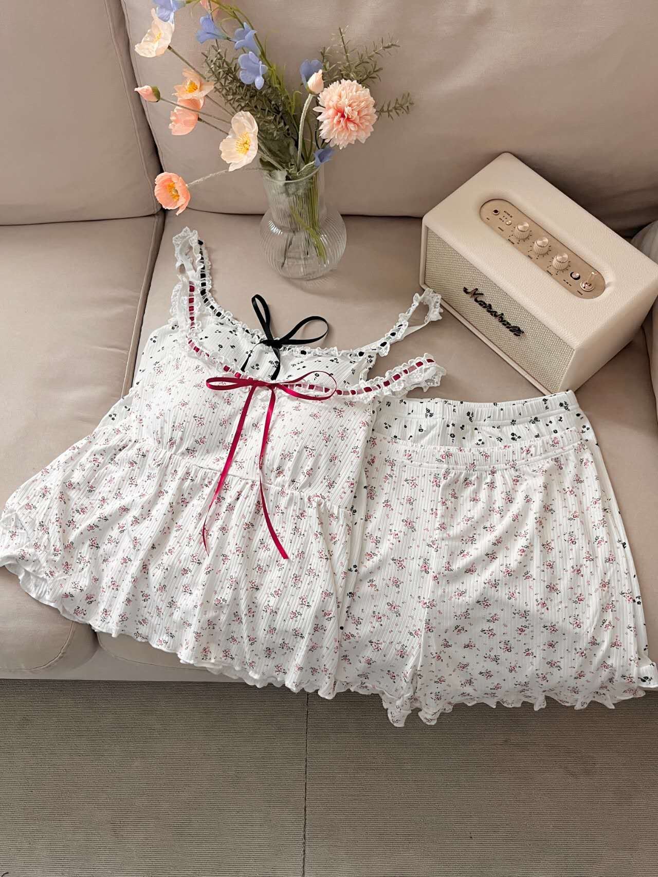 Apr6114超舒服 法式穿繩蕾絲附Bra背心+木耳滾邊短褲睡衣組合