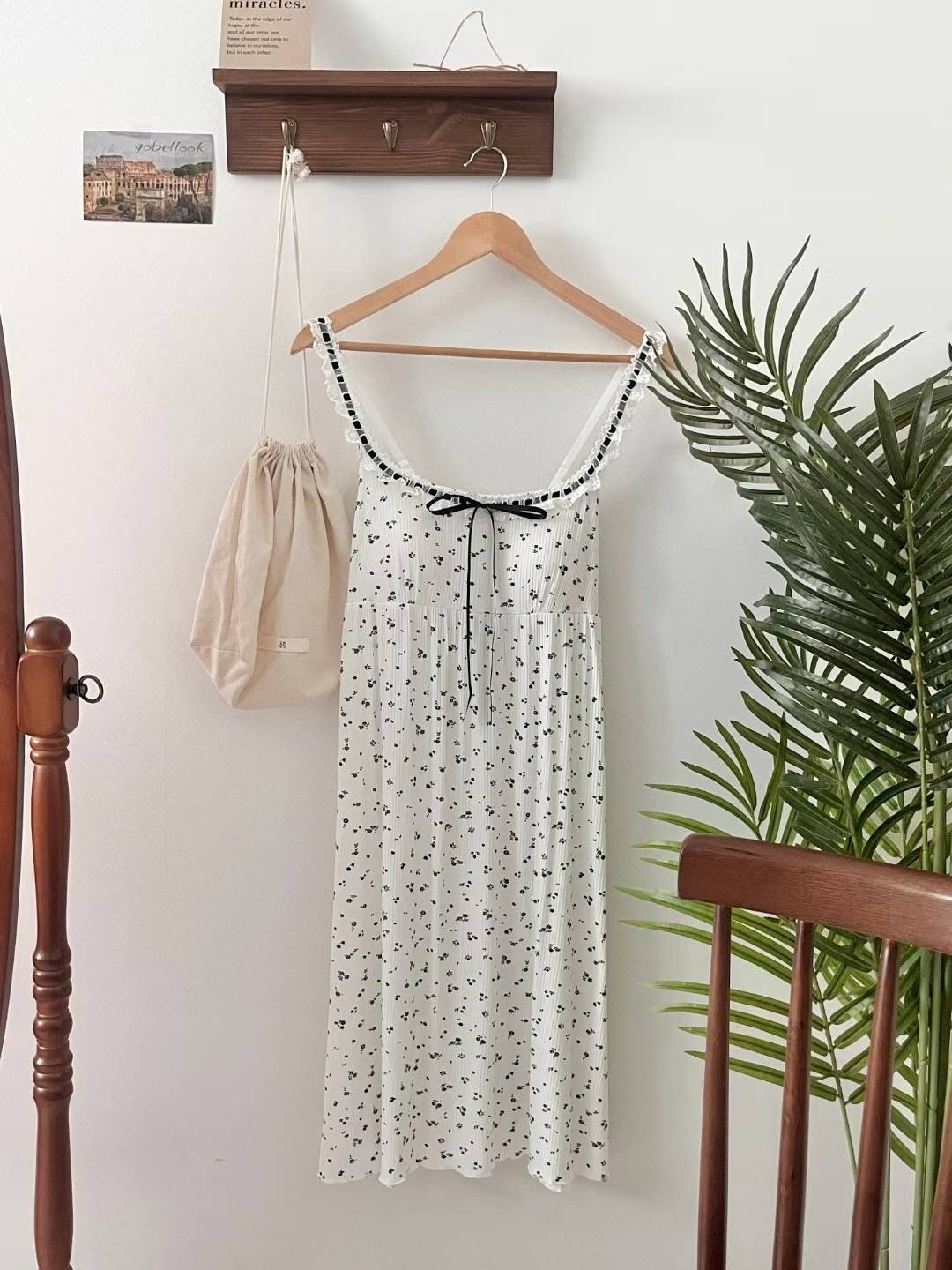 Apr6115本期推薦！ 法式小花蕾絲滾邊領附bra連身洋裝睡衣