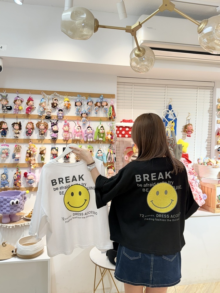 【預購】英字黃色笑臉短版上衣『預購時間7-14天』