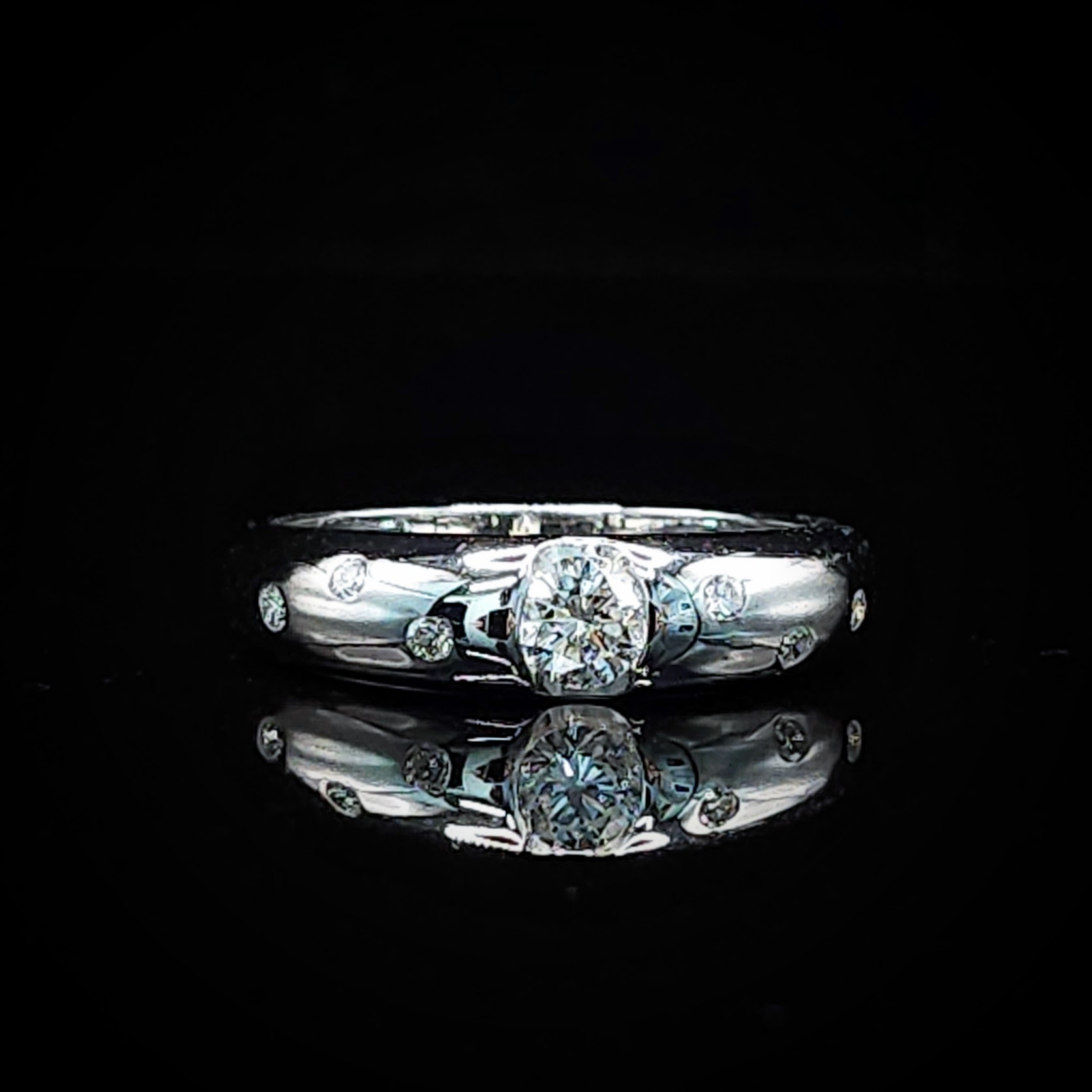 全新18K白金【單粒23份鑽石】配小鑽共29份戒指