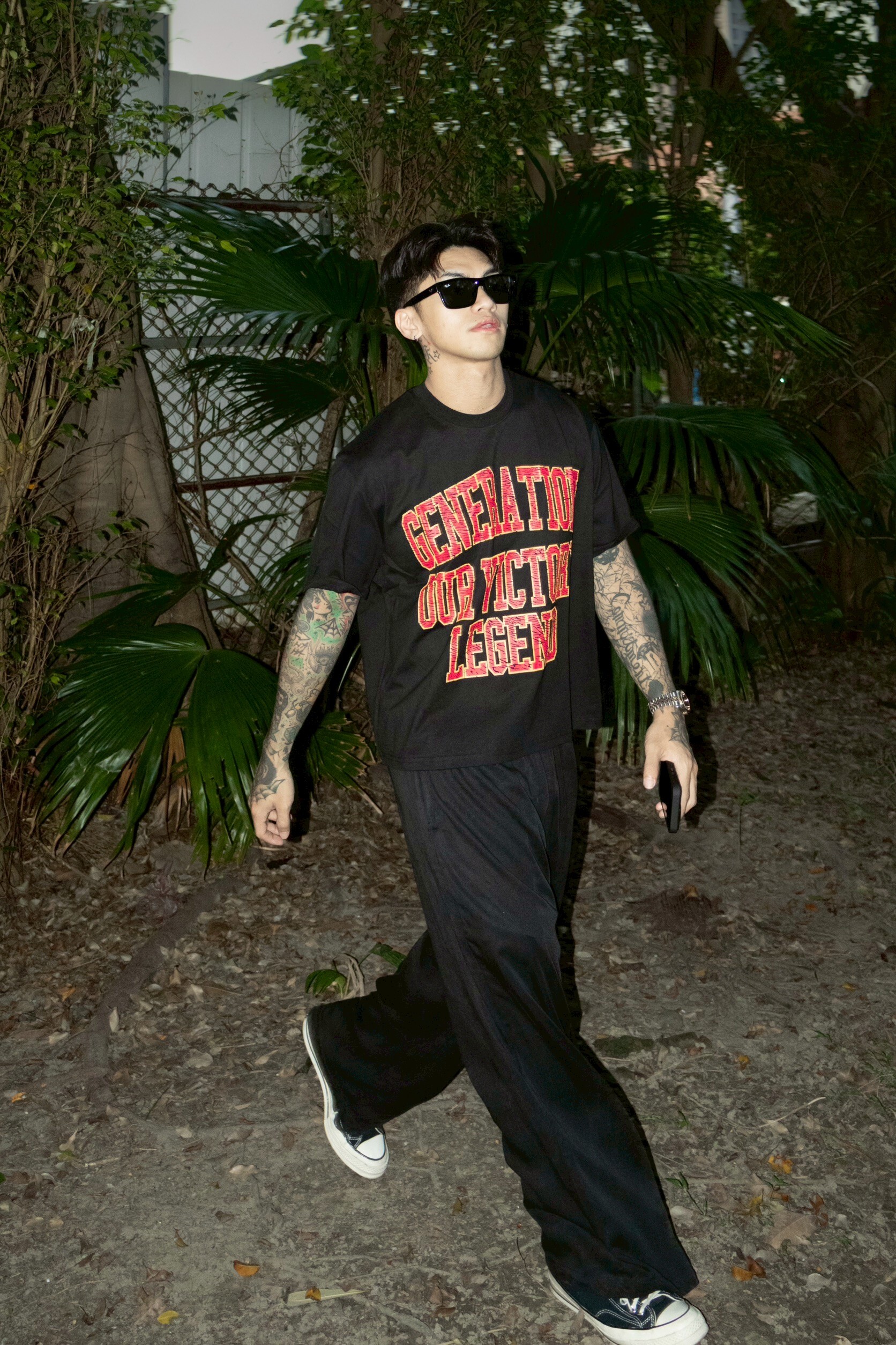 《S.V》撞色英文字母短T