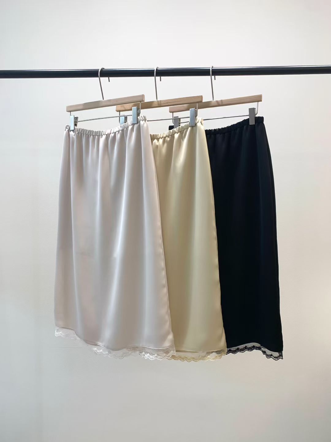 KN6114 絲滑蕾絲下擺長裙