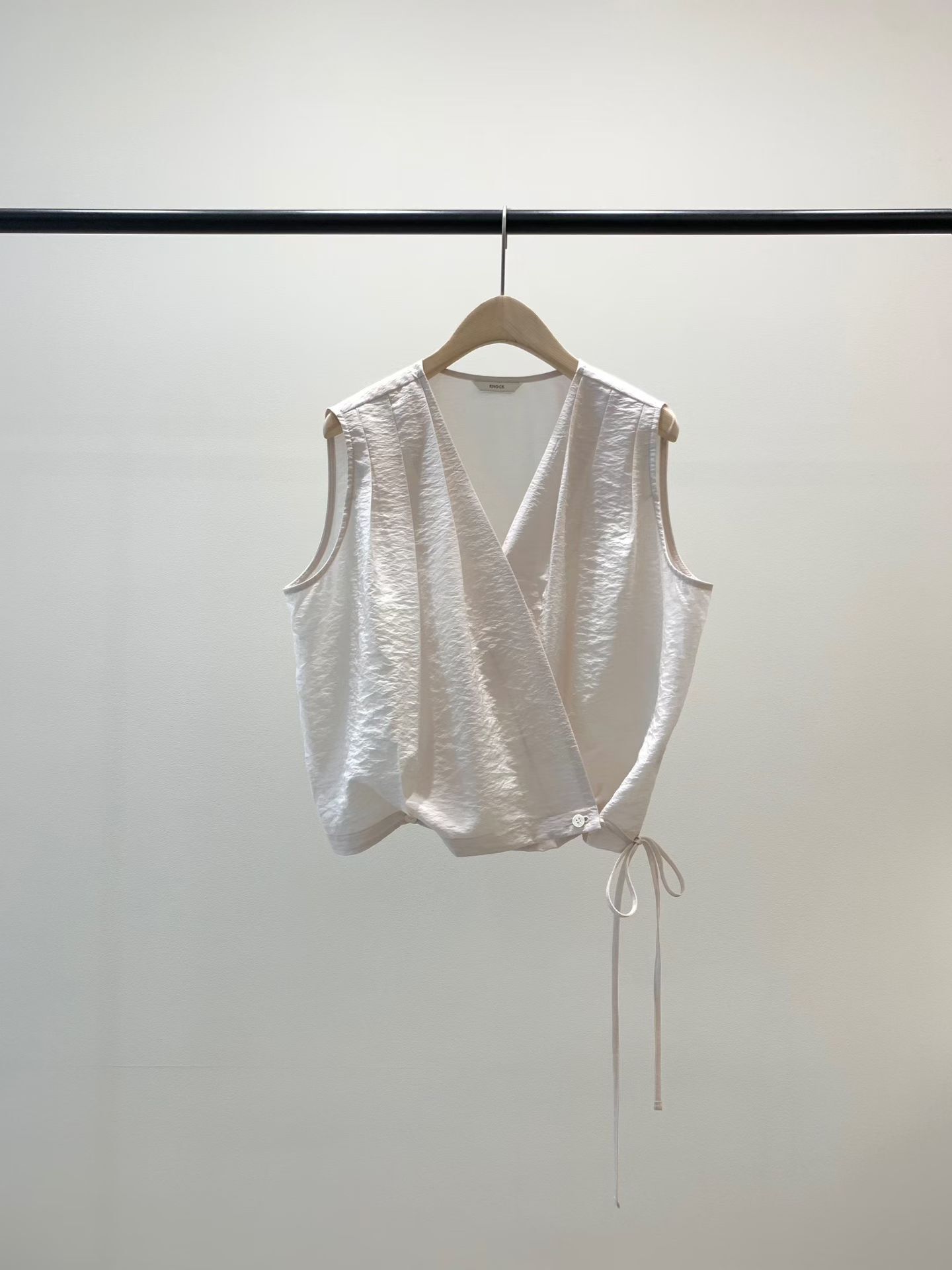 KN6132 紋路感混絲綁腰背心