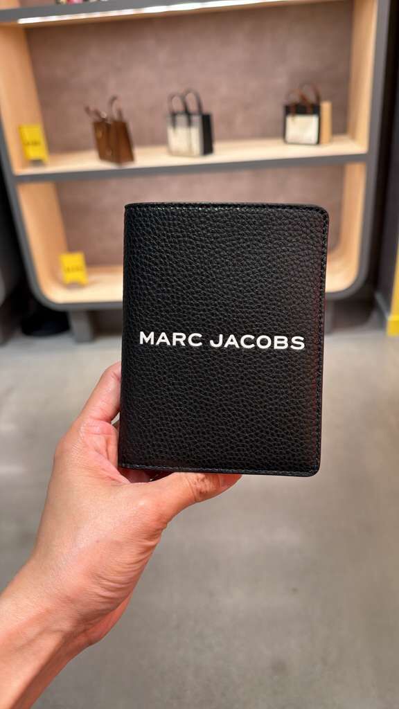 YP096 Marc JacobsThe Bold 護照套