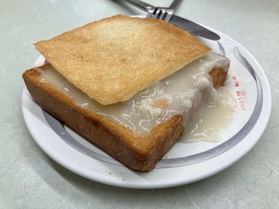 不少店家乾脆把棺材板改成「官財板」，因為台語裡發音幾乎一模一樣，但「官財」取的是「升官發財」的好兆頭，十分有趣。