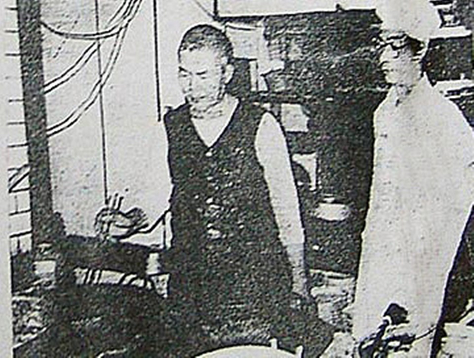 許六一是棺材板的創始人，因為學過西餐技法，加上經常接觸美國軍人，他把雞肝搭配蔬菜調味，填進西式的油炸吐司盒裡。