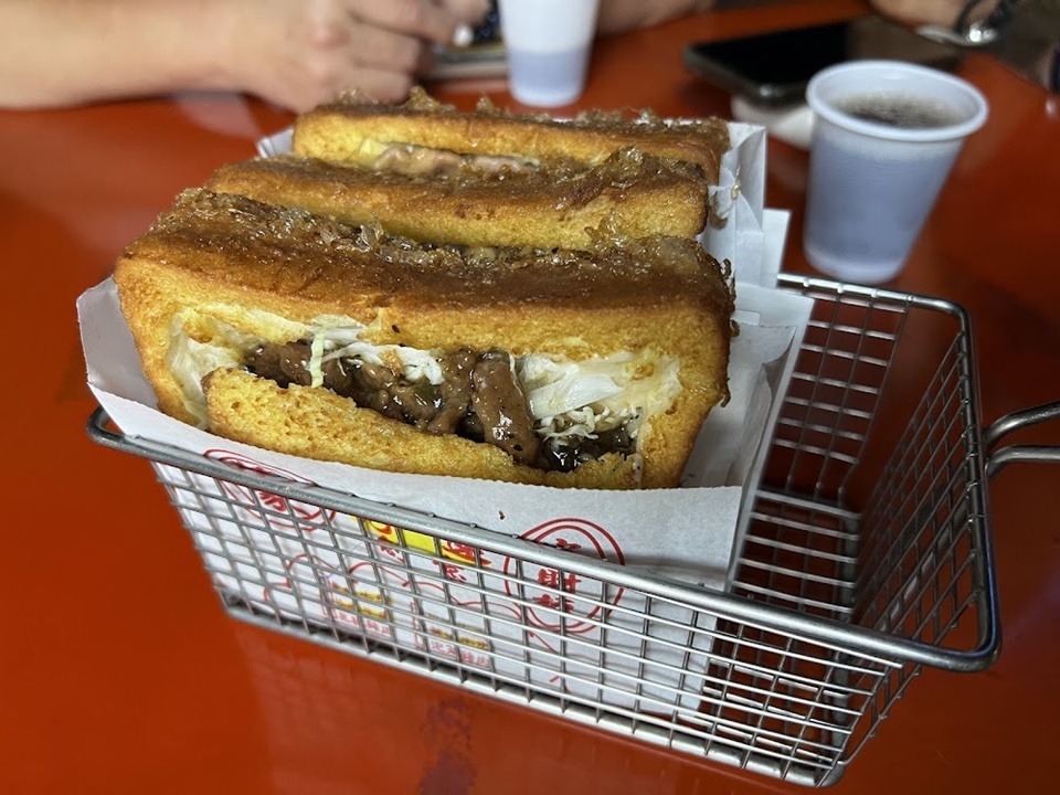 隨著觀光業的發展，棺材板正式跨出台南，成為全台灣夜市文化中不可或缺的美食之一，內餡也變得很有創意。