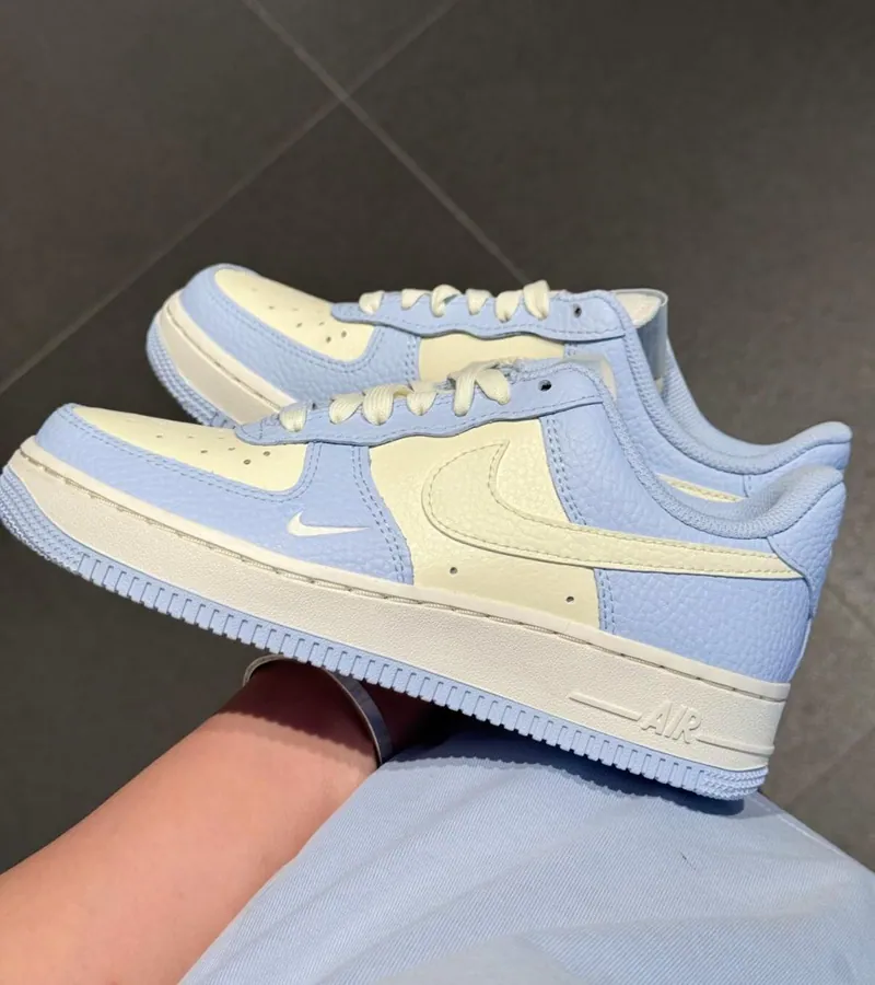 Nike Air Force 1 "Blue Beige" 小勾 奶油寶寶藍 質感 可愛 荔枝皮 拼接 IV3222400