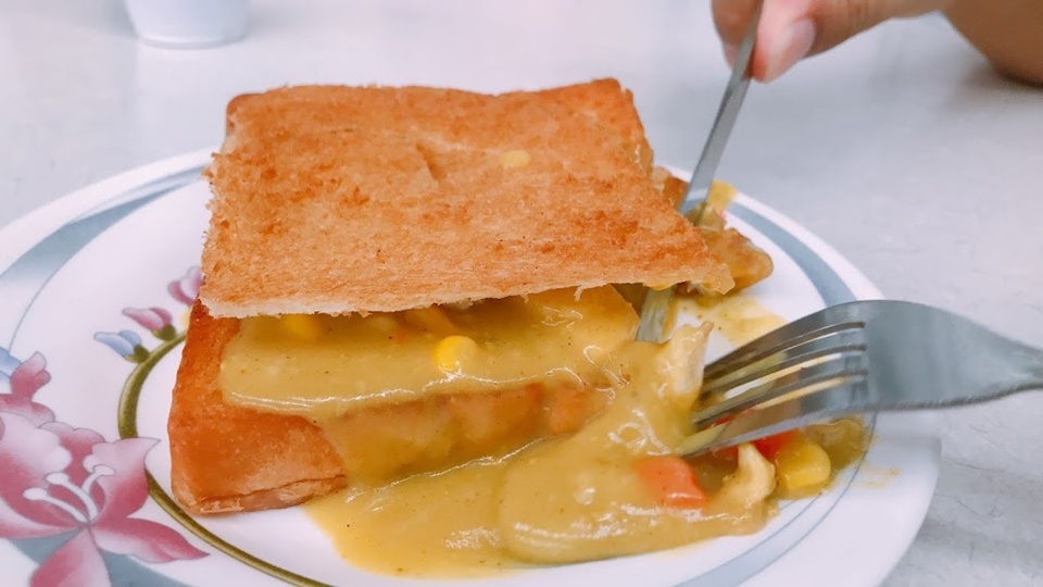 赤崁棺材板是公認的棺材板創始店，從 1930 年代許六一在沙卡里巴開設點心攤算起，至今已經傳到第三代、第四代接手。