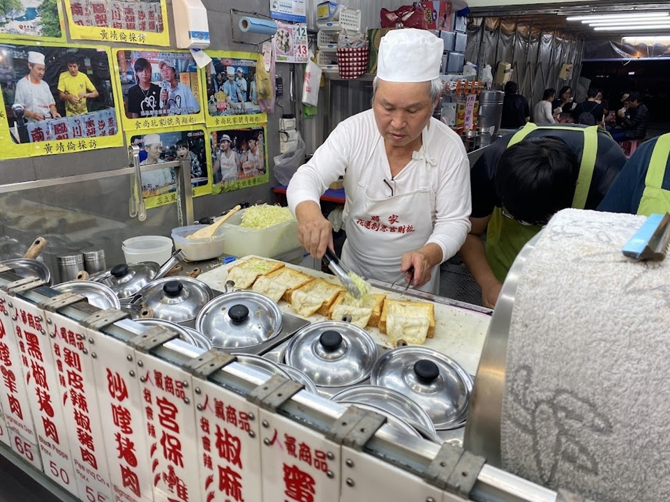 蔣家的棺材板內餡有超過 20 種口味，從剝皮辣椒豬肉、鳳梨蝦球、沙嗲牛肉、宮保雞丁，甚至還有素食的三杯杏鮑菇。