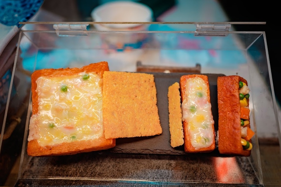 王城迷你棺財板把棺材板縮小到只有正常版的三分之一左右，做成長方形，拿在手上幾口就能吃完。