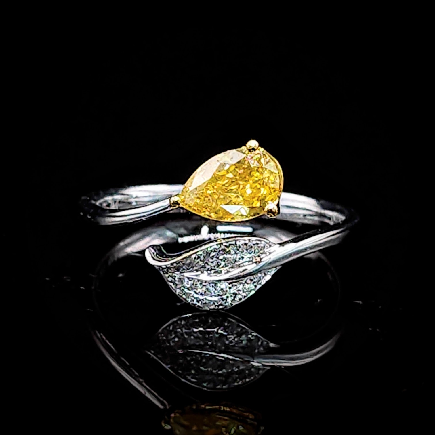 全新18K金【單粒53份彩黃鑽石】配6份鑽石戒指