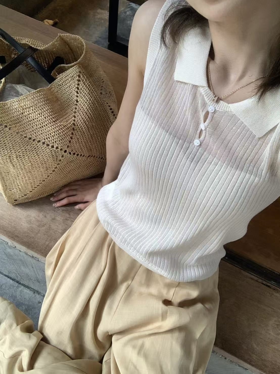 081 半開釦微透背心