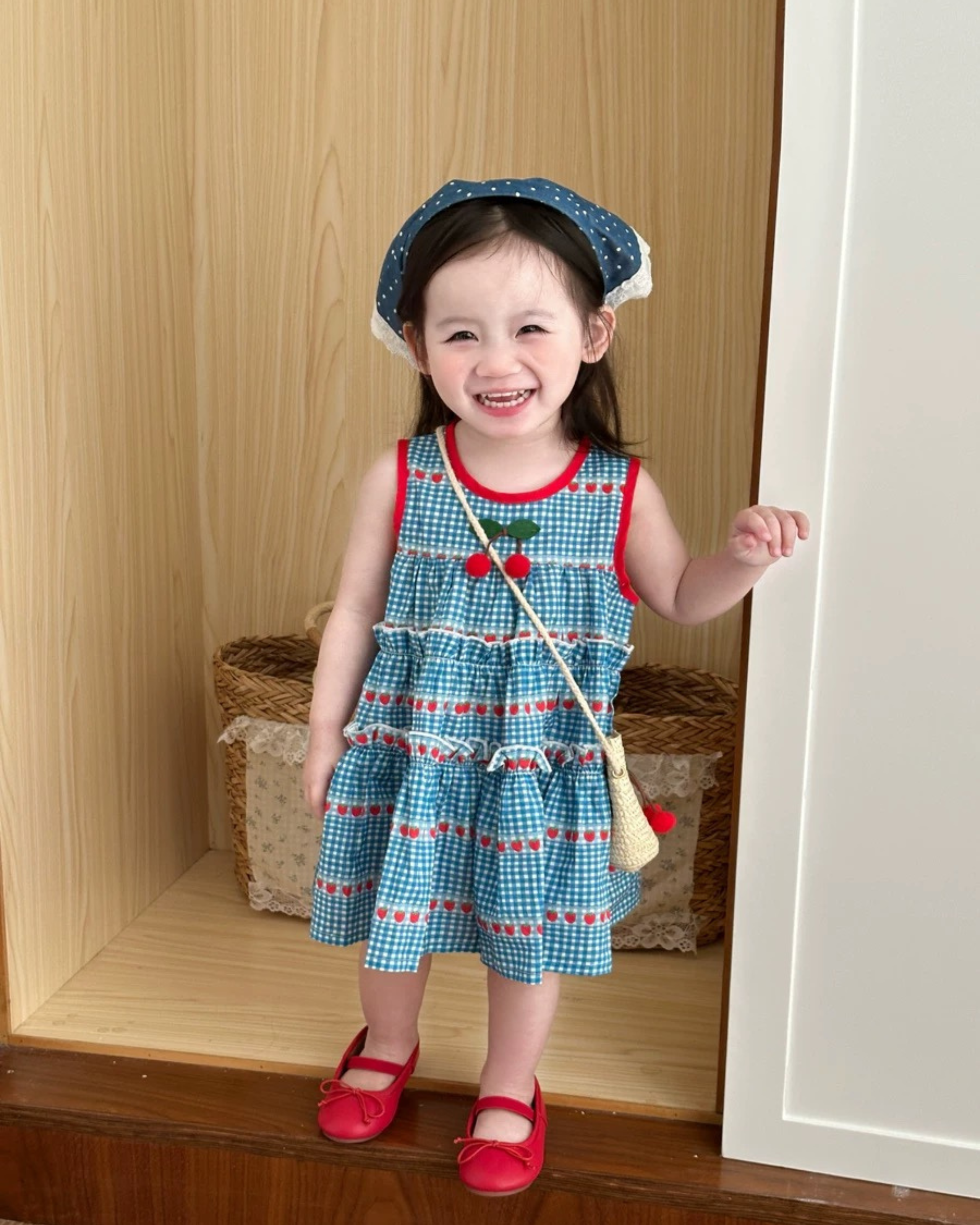 BYB02D31BL藍色格仔草莓背心裙連草織斜孭袋