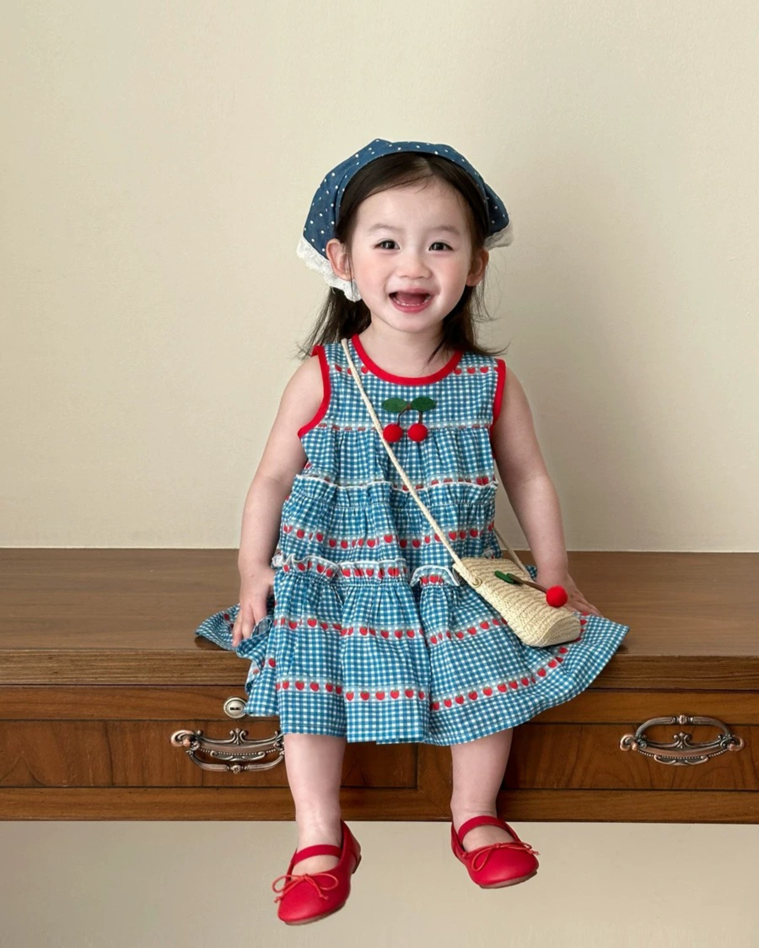 BYB02D31BL藍色格仔草莓背心裙連草織斜孭袋