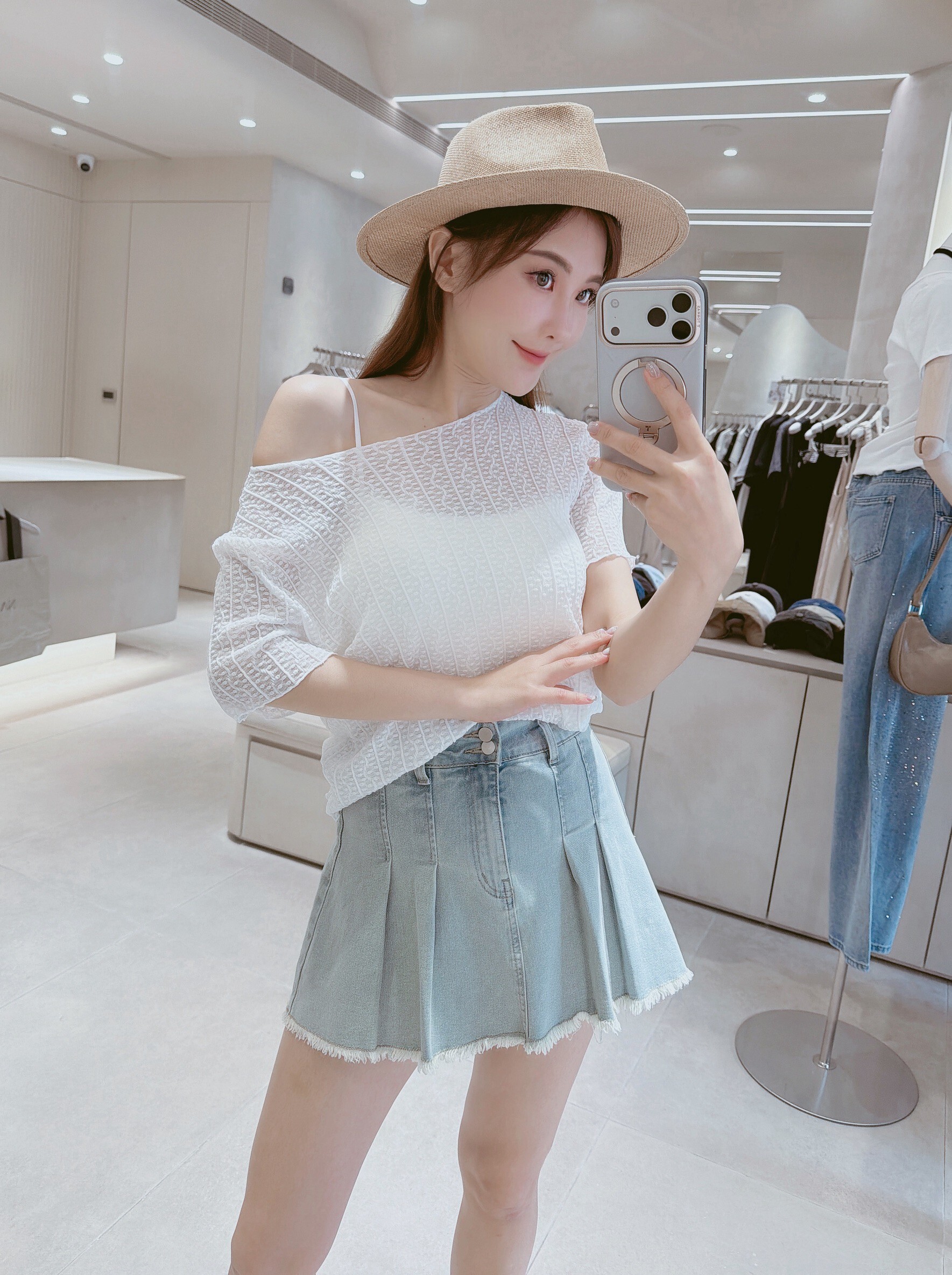 波浪點點透膚上衣