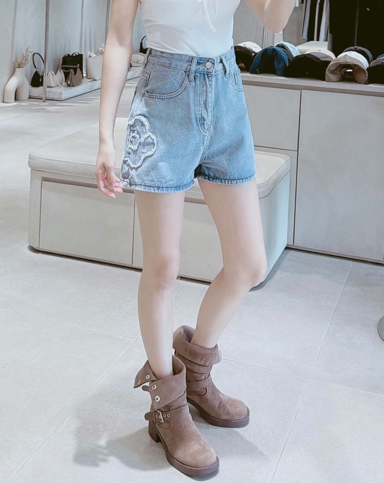 抽鬚花朵圖案牛仔短褲 3556