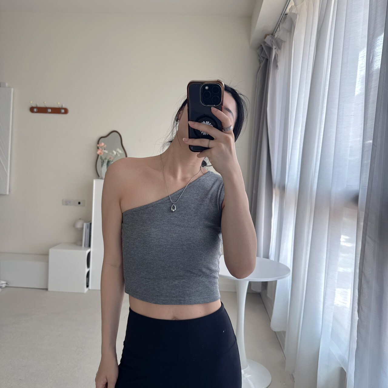 御姐感斜肩短板背心（bratop）（預購於4/30中午收單～預計3-6週才會收到！可接受再下單唷）