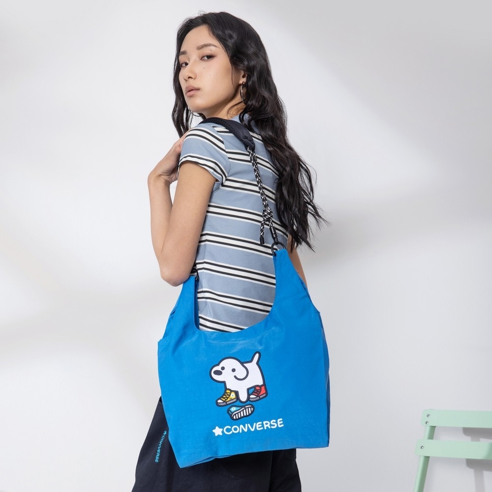 聯名款 CONVERSE X MATSUI VERSTILE TOTE 藍 黑 松井龍哉 插畫 小狗 側背包 托特包 肩背包【UA5983】CONMATSUI