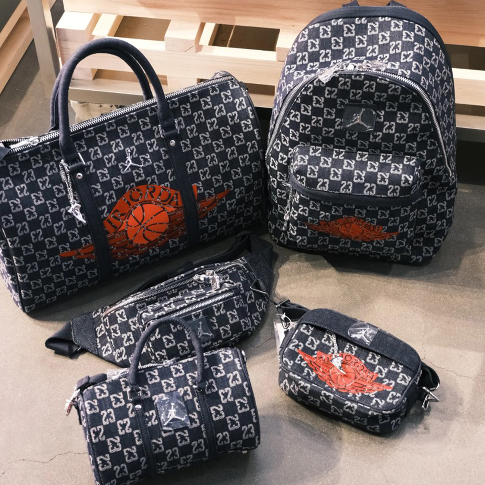NIKE AIR JORDAN 深牛仔 牛仔 單寧 復古 奢華棋盤格系列 滿版老花 LOGO 金屬 刺繡 後背包 腰包 側背包  JD2623001AD-001 JD2613206AD-002