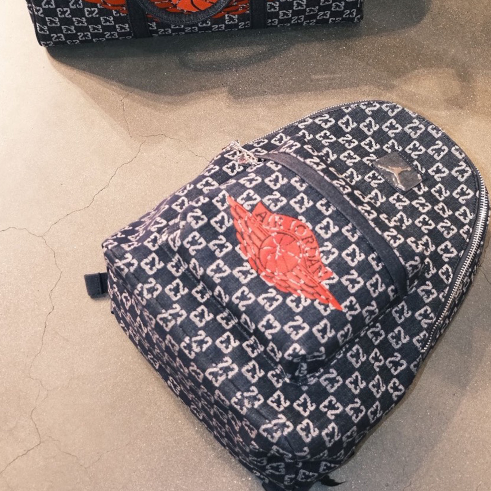 NIKE AIR JORDAN 深牛仔 牛仔 單寧 復古 奢華棋盤格系列 滿版老花 LOGO 金屬 刺繡 後背包 腰包 側背包  JD2623001AD-001 JD2613206AD-002