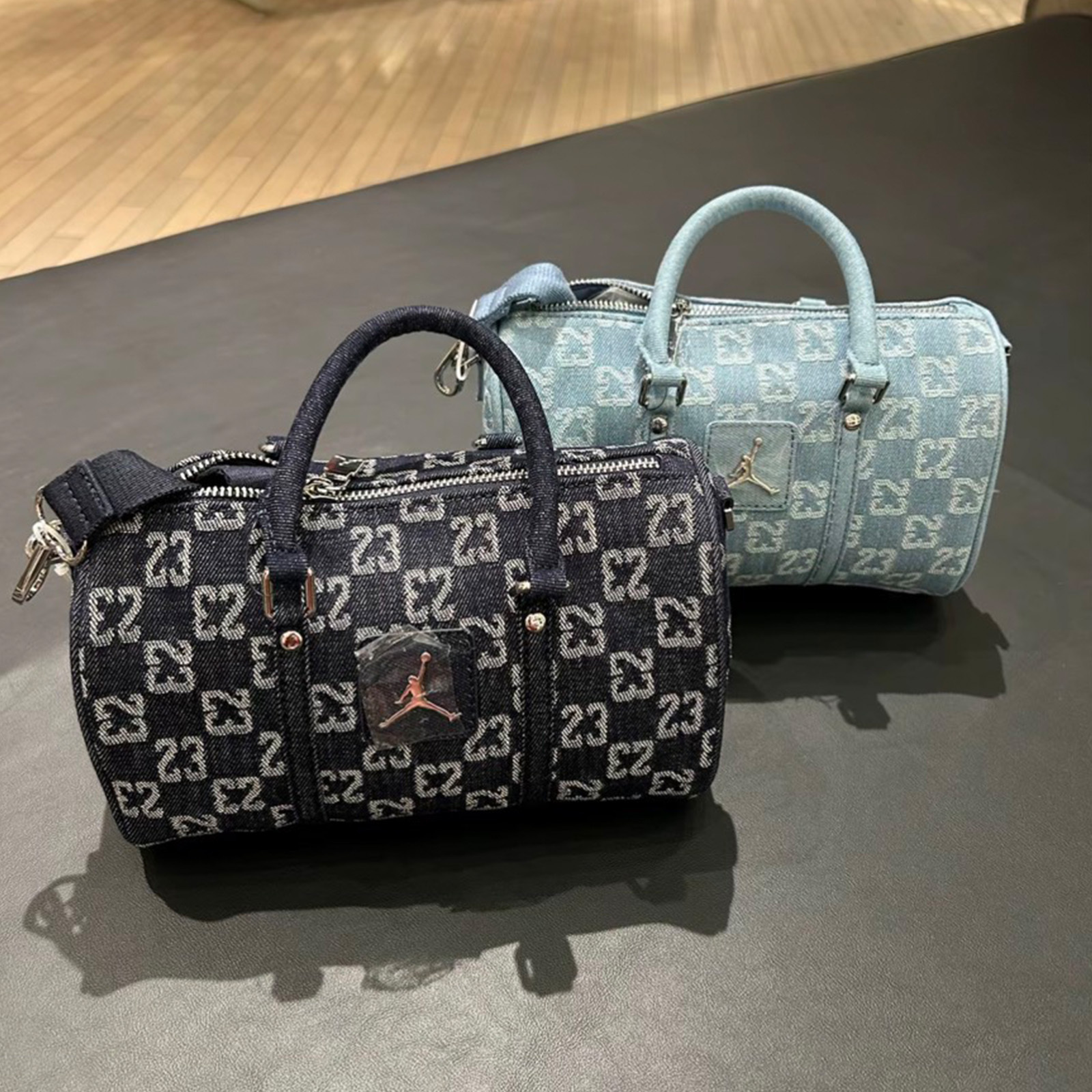 Nike Jordan 保齡球包 圓筒包 側背包 手提包 丹寧 牛仔 深藍 小包 mini包 滿版棋盤格 金屬 LOGO 手提肩背 JD2623116AD-001-002 JD2543016AD-001
