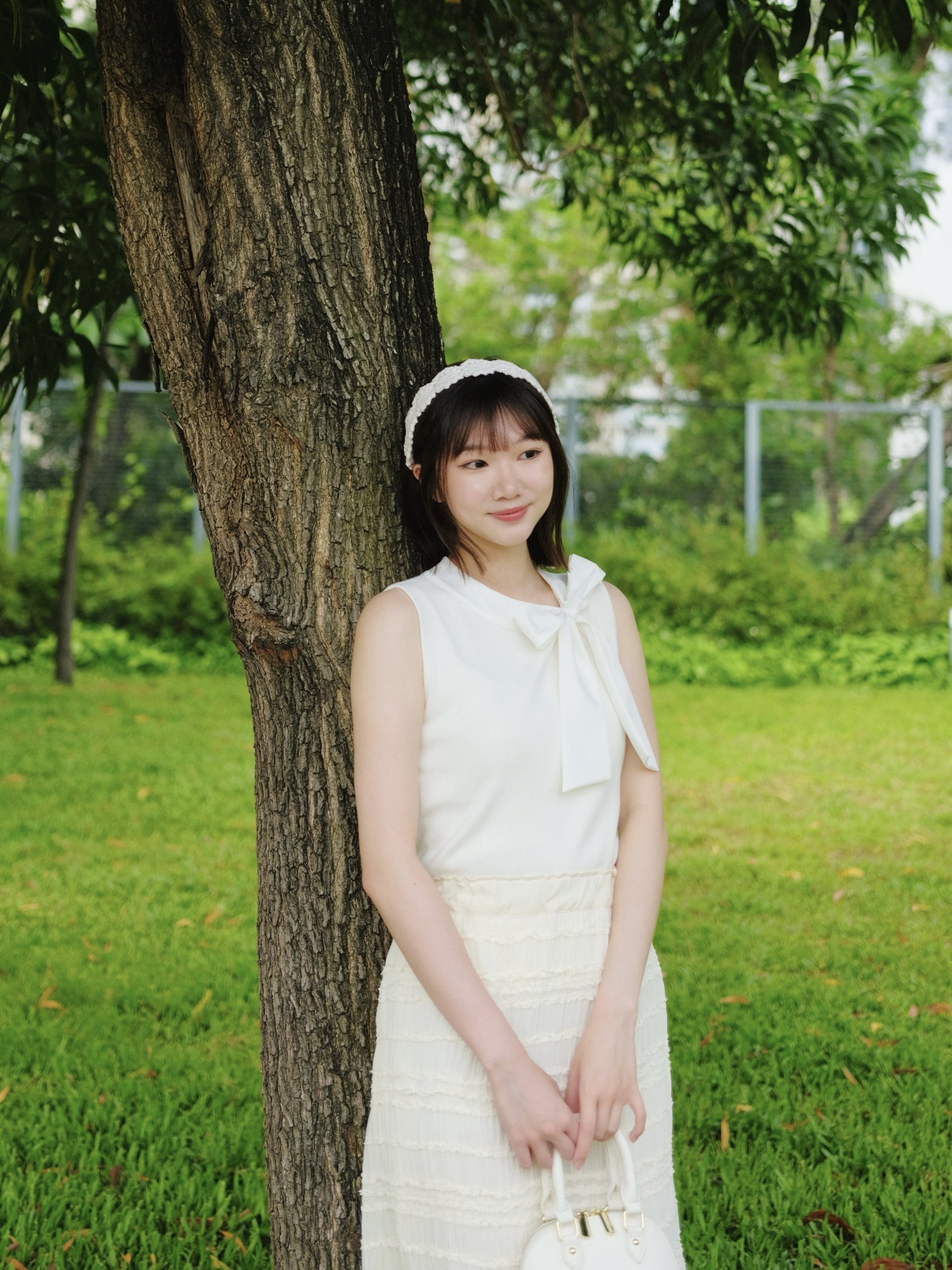 兩色 / 蝴蝶結絲帶針織背心 / Pussy-Bow Sleeveless Knit Top