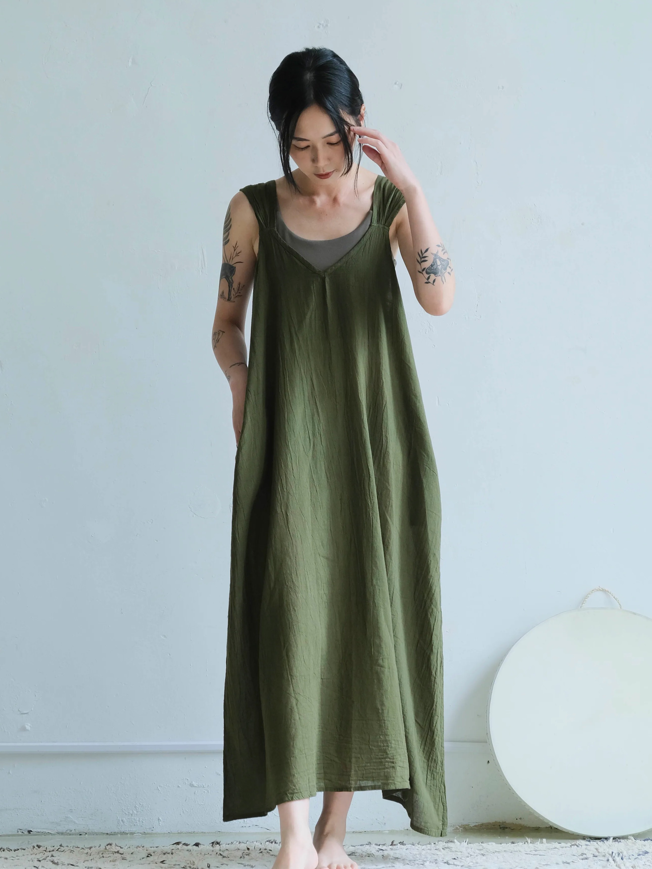 寬肩帶洋裝 / 慕斯布 橄欖綠