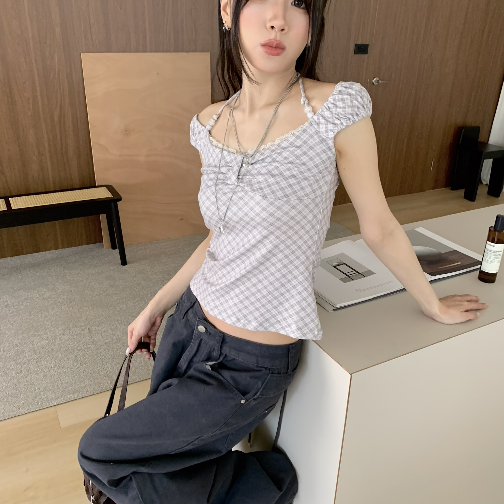 ISA_鎖骨間的珍珠 格紋小飛袖繞脖收腰上衣_64058