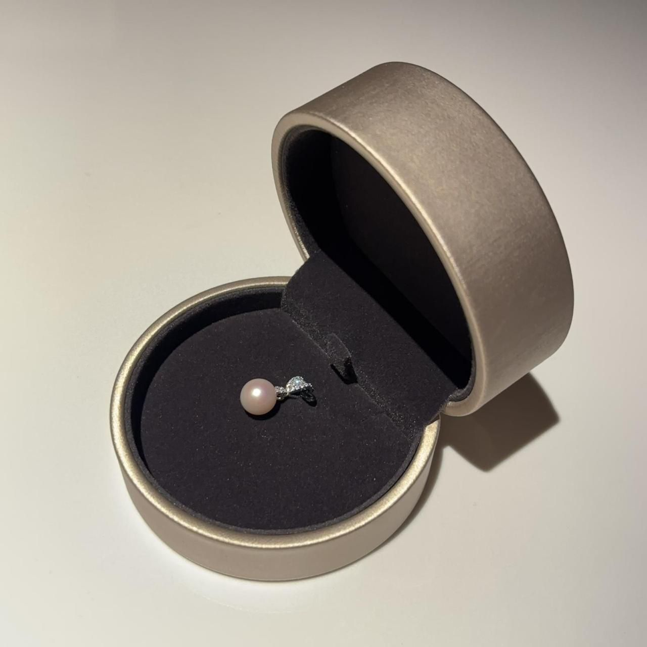 A4 - 天然淡水粉珍珠奢華吊墜（配盒）純銀扣配莫桑石 * 天然淡水帶粉色 9mm