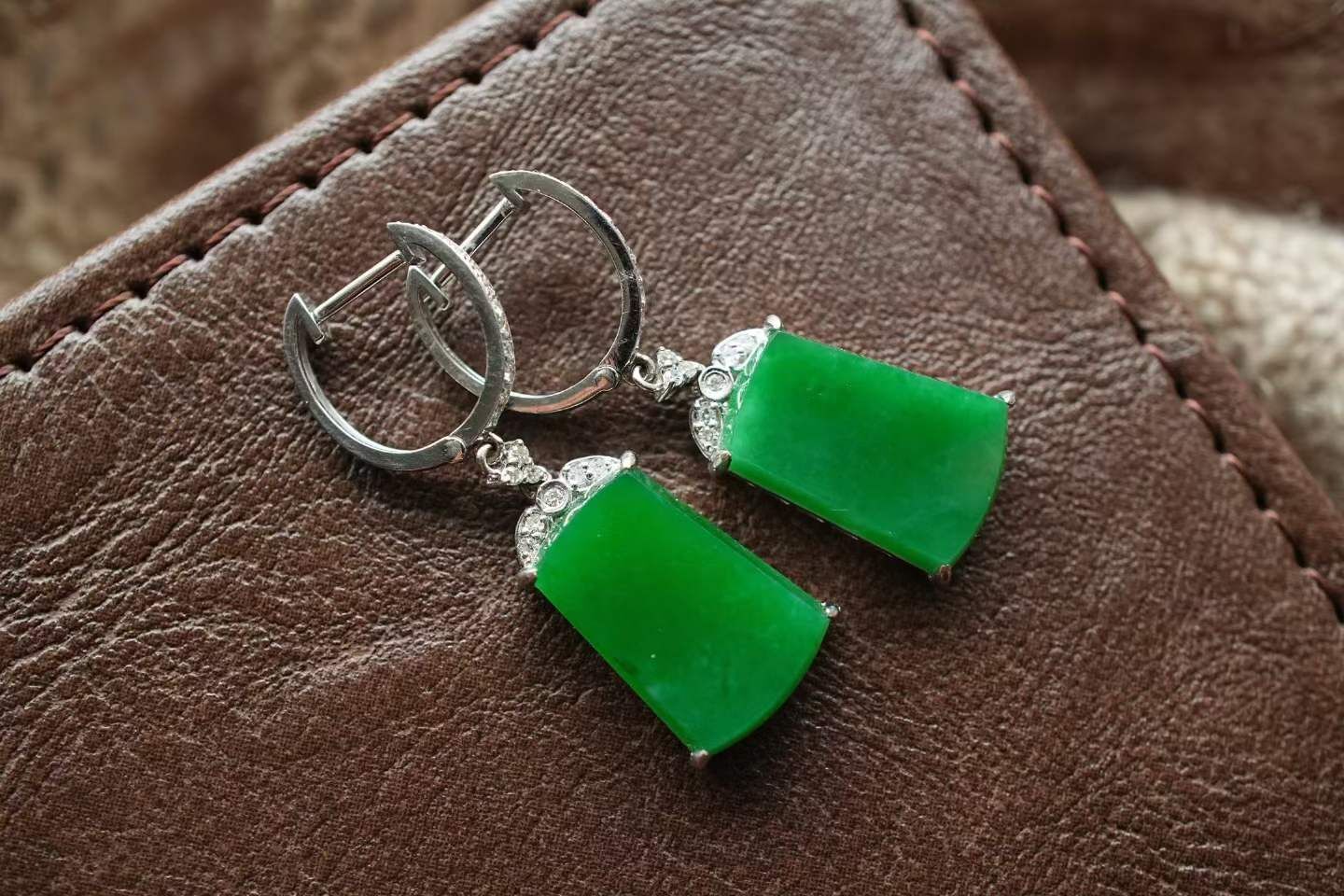 417833 翡翠冰辣綠無事牌耳墜