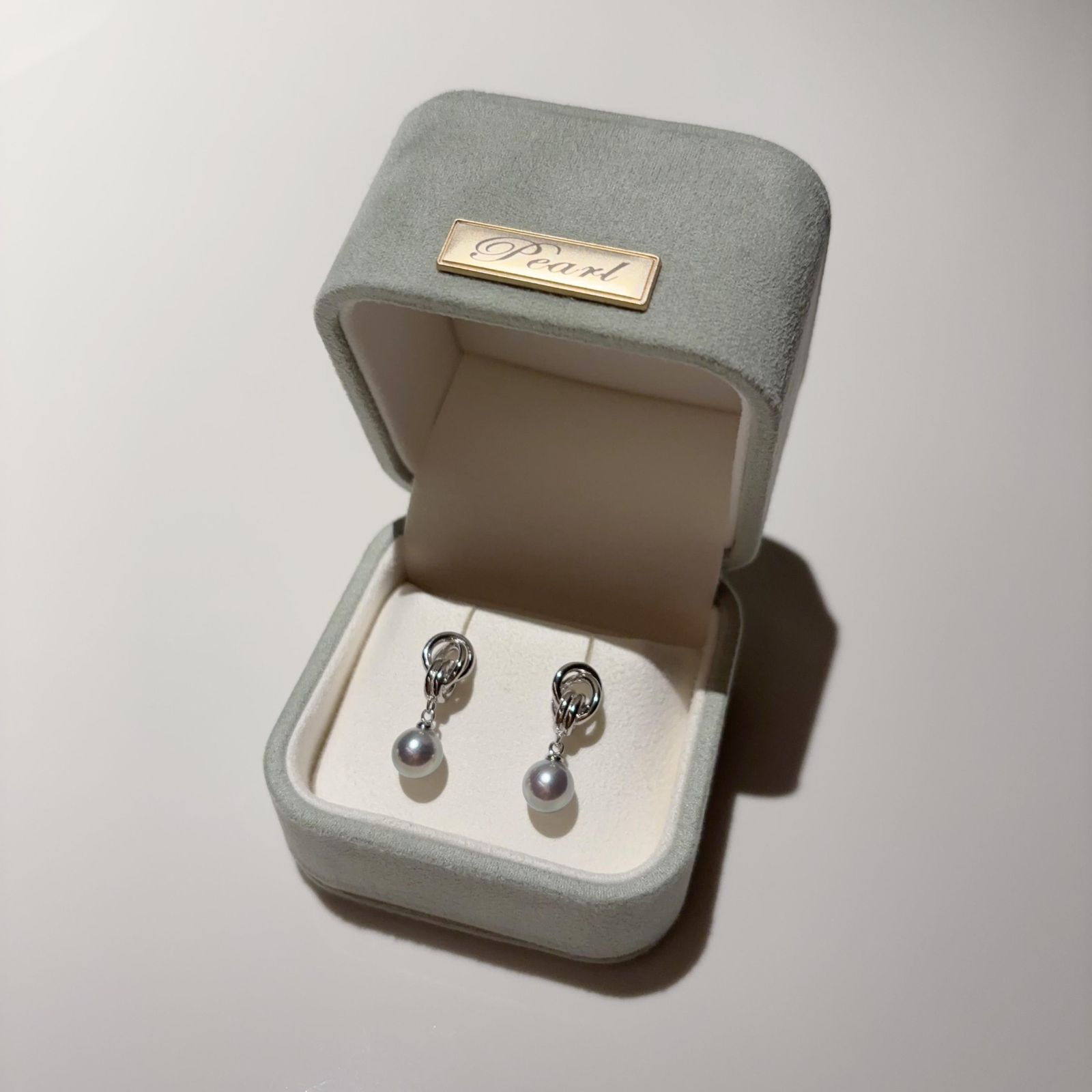 A17 - AKOYA銀灰色扭結純銀防敏耳針耳環（配盒）* AKOYA 7-8mm銀灰