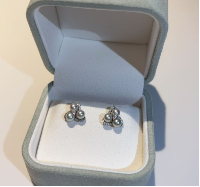 A18 - 三珠清新優雅純銀防敏耳針耳環（配盒）* AKOYA 4-5mm銀灰