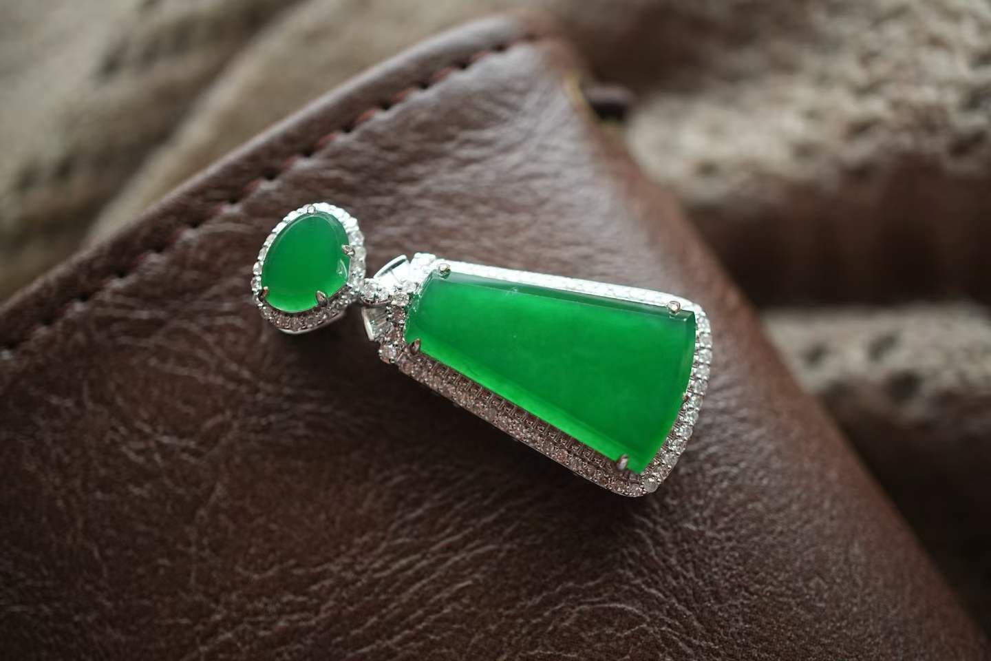 417834 翡翠高冰辣陽綠無事牌吊墜