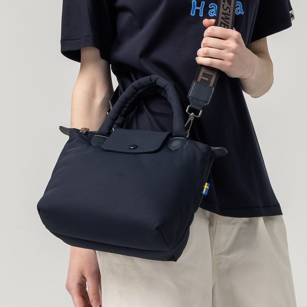 【新品預購】瑞典雲朵包系列｜防潑水 雲朵 水餃包(海軍藍)M