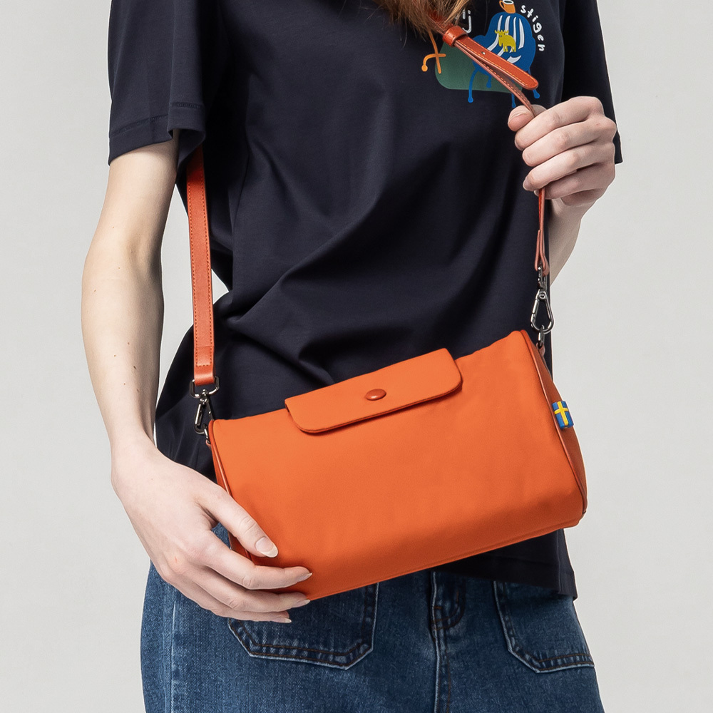 【新品預購】瑞典雲朵包系列｜防潑水 雲朵 圓筒包(橘紅)M