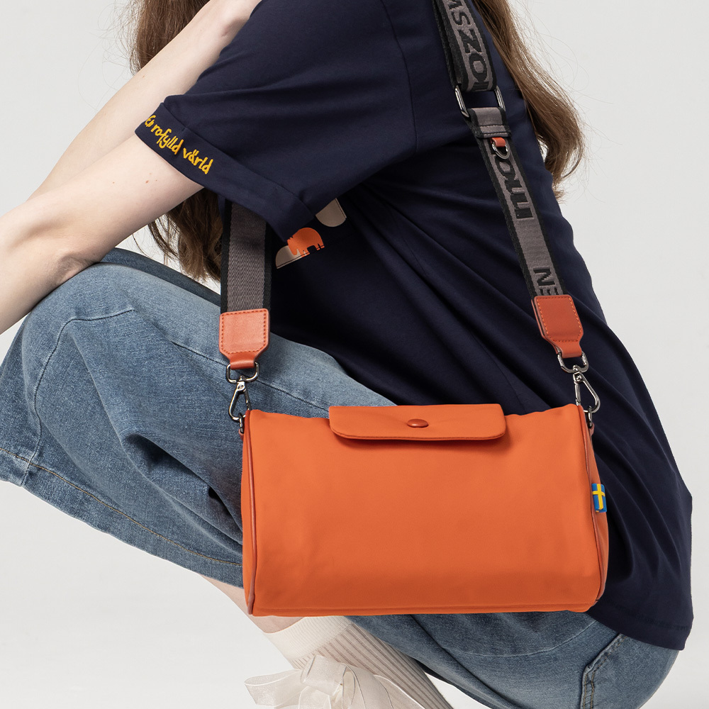 【新品預購】瑞典雲朵包系列｜防潑水 雲朵 圓筒包(橘紅)M