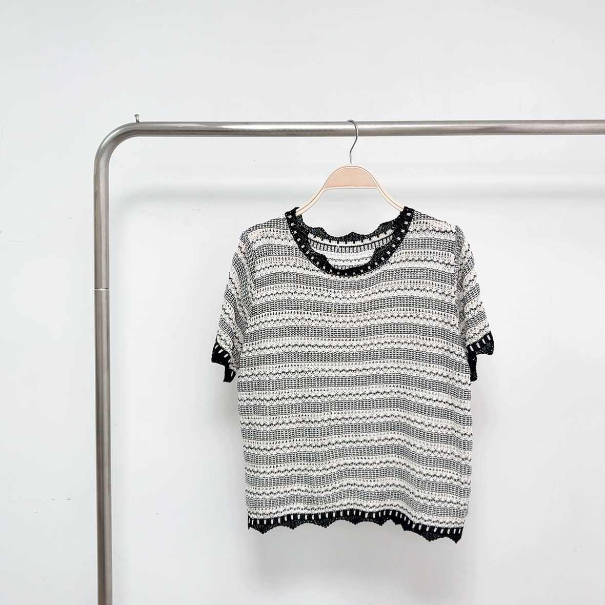 【預訂】拼色波浪邊通花間彈性針織短袖TOP (E7)