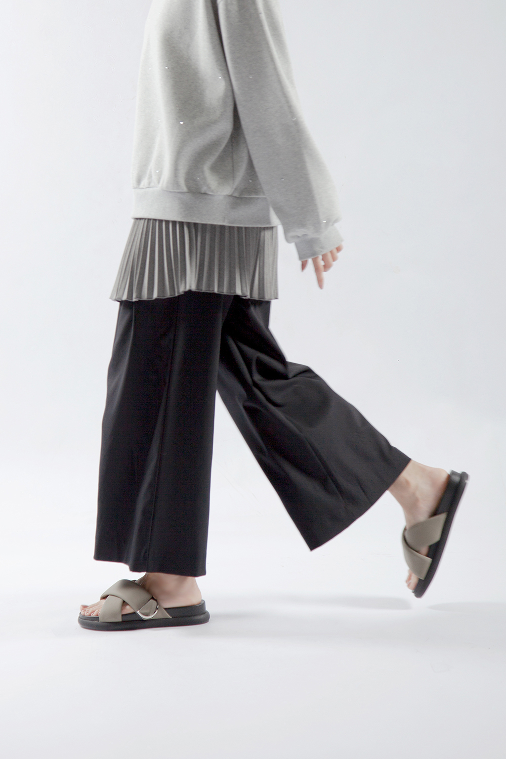 Yilan 澎澎交叉舒適涼鞋