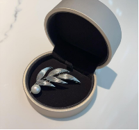 A24 - 幸運竹葉天然珍珠純銀心口針（配盒）* 天然淡水珠9-10mm