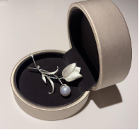 A25 - 康乃馨天然淡水珍珠純銀心口針（配盒）* 天然淡水珠9-10mm