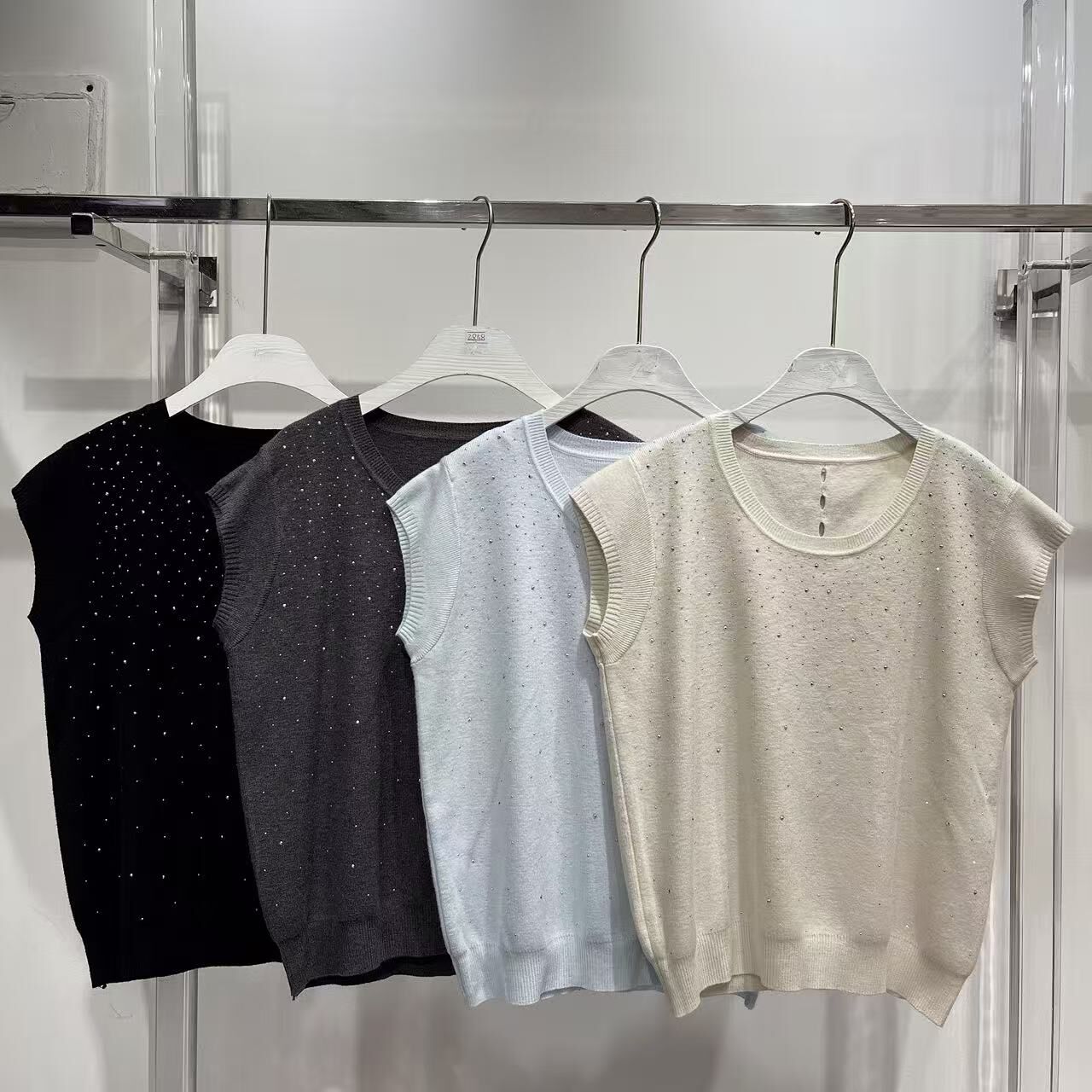 【預訂】後小通窿排鈕裝飾閃石彈性針織TOP (E21-E24)