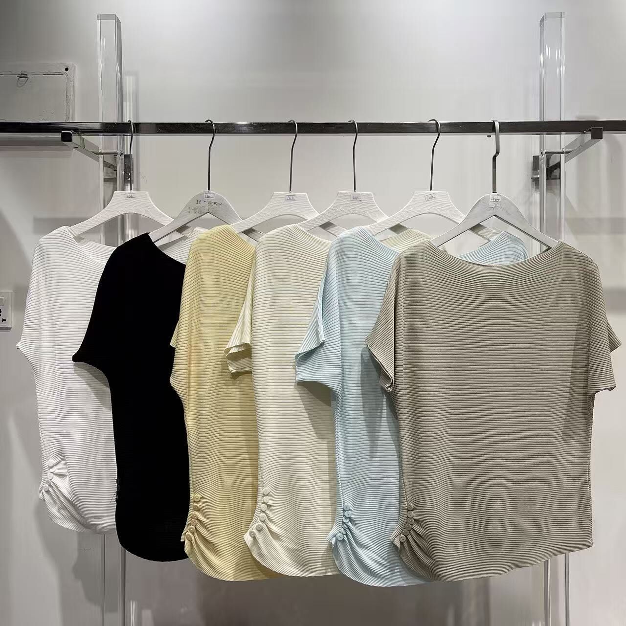 ⭐️⭐️【預訂】側車皺鈕扣裝飾橫紋小蝙蝠袖彈性針織斜腳TOP (E31-E36)